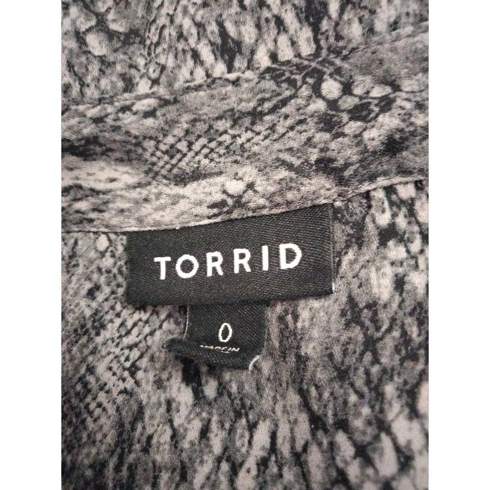 Torrid black gray snake skin pattern button up V neck blouse size large - Picture 7 of 8